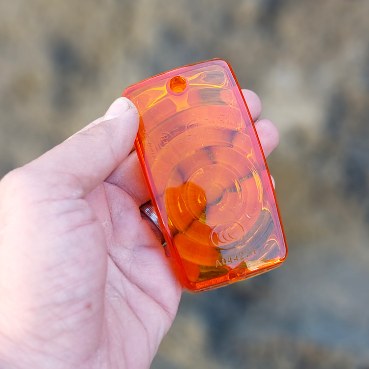 شیشه راهنما نارنجی